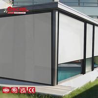 Stores occultants anti-UV intégrés avec système de lamelles biparties supérieures et inférieures pour terrasse, balcon et deck