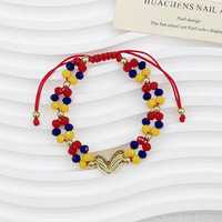 CH-LAT0999 Pulsera de Cuentas Amarillas, Azules y Rojas con Colgante de Fútbol Esmaltado, Joyería Hecha a Mano con Temática Deportiva, Venta al por Mayor