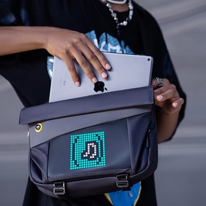 <span class=keywords><strong>กระเป๋า</strong></span>สะพาย <span class=keywords><strong>Divoom</strong></span> Sling Bag V ดีไซน์แฟชั่นพิกเซลอาร์ตปรับแต่งได้ กันน้ำ เหมาะสำหรับกิจกรรมกลางแจ้ง ปั่นจักรยาน เดินป่า กิจกรรมนอกสถานที่ มีพื้นที่จัดเก็บขนาดใหญ่ - Product Image 2