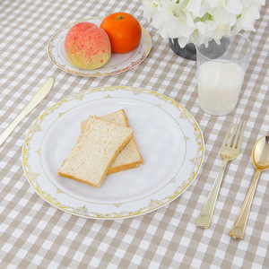 Plato Desechable Redondo de Plástico PS Duro con Encaje Dorado Moderno, Recubrimiento Dorado en Caliente, 7 Pulgadas de Diámetro, Moldeado por Inyección para Fiestas - Product Image 3