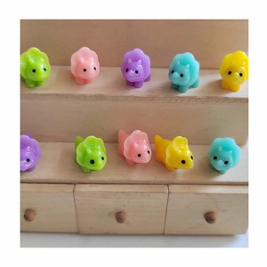 100 pièces couleur mélangée mini petit dinosaure 3D résine breloques maison de poupée maison slime bricolage décoration - Product Image 1