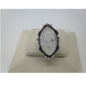 Elegante Anillo de Piedra Lunar Arcoíris Ajustable, Joyería Artesanal con Piedras Preciosas para Mujer, con Diseño de Cristal Pulido Liso - Product Image 1