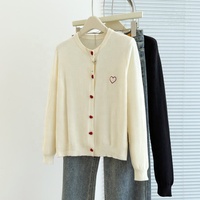 Automne et hiver grand pull tricoté cardigan brodé coeur bouton bas pull pour les femmes