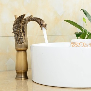 صنبور مياه على شكل بجعة من النحاس الذهبي بتصميم أوروبي فاخر - Product Image 2