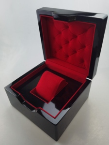 Caja de Reloj Cuadrada Negra con Interior Forrado en Terciopelo Rojo y Estuche Protector - Product Image 4
