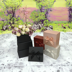 Ensemble de boîtes à chapeaux carrées trois pièces de haute qualité avec nœud, personnalisable, en stock, pour cadeaux floraux, avec estampage - Product Image 3