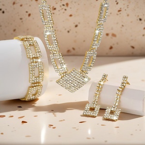 طقم مجوهرات نحاسية مرصعة بالماس مربعة لامعة هندسية فاخرة مخصصة طقم أساور وأقراط وقلادات للنساء - Product Image 5