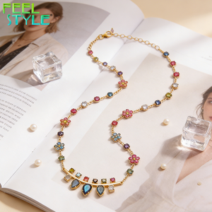 Collier ras du <span class=keywords><strong>cou</strong></span> en acier inoxydable 316 PVD or, avec pendentif barre en arc et breloque feuille <span class=keywords><strong>de</strong></span> fleur aux couleurs vives, entièrement personnalisable - Product Image 2