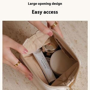 Bolsa de Maquillaje Portátil de Piel Sintética Impermeable con Cierre de Cremallera y Diseño de Letras para Mujer - Product Image 2