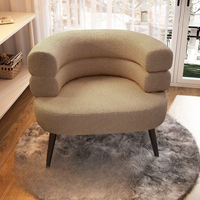 Chaise longue en laine d'agneau à dossier incurvé, structure en bois massif, toucher doux et moelleux, texture texturée, silhouette arrondie, luxe contemporain