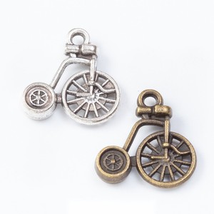 Pendentif en alliage <span class=keywords><strong>de</strong></span> zinc argenté antique en forme <span class=keywords><strong>de</strong></span> roue à rayons <span class=keywords><strong>de</strong></span> vélo Penny Farthing pour <span class=keywords><strong>montre</strong></span> Steampunk - Product Image 1