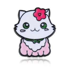 Al por mayor: Broches de metal esmaltados de gato japonés creativo y lindo, accesorios para estuche de lápices, pin de solapa de dibujos animados con diseño de gatito floral y animal - Product Image 1