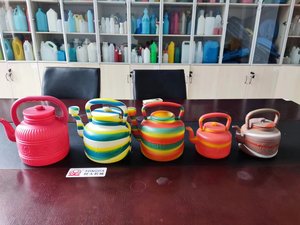 Máquina de Moldeo por Extrusión y Soplado para Fabricación de Jarras de Plástico HDPE Multicolores con Rayas - Product Image 6