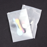 Sacs en plastique givrés personnalisés avec fermeture éclair pour vêtements, sacs de shopping refermables pour emballage de vêtements