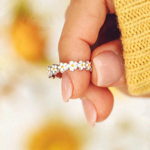 Bagues à fleurs Q122 pour femmes, en émail, serties de pierres, bijoux cadeau, bague tendance - Product Image 1