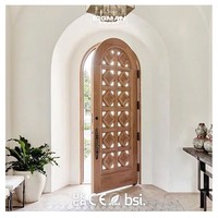 Porte d'entrée arquée en bois massif sculpté avec insert en verre, style campagnard australien