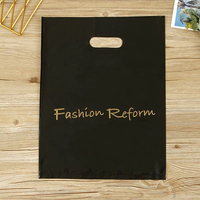 Sac à poignée découpée à l'emporte-pièce personnalisé en usine Cadeau de vêtement Bouche plate Sac à main en plastique Sac à provisions avec logo personnalisé