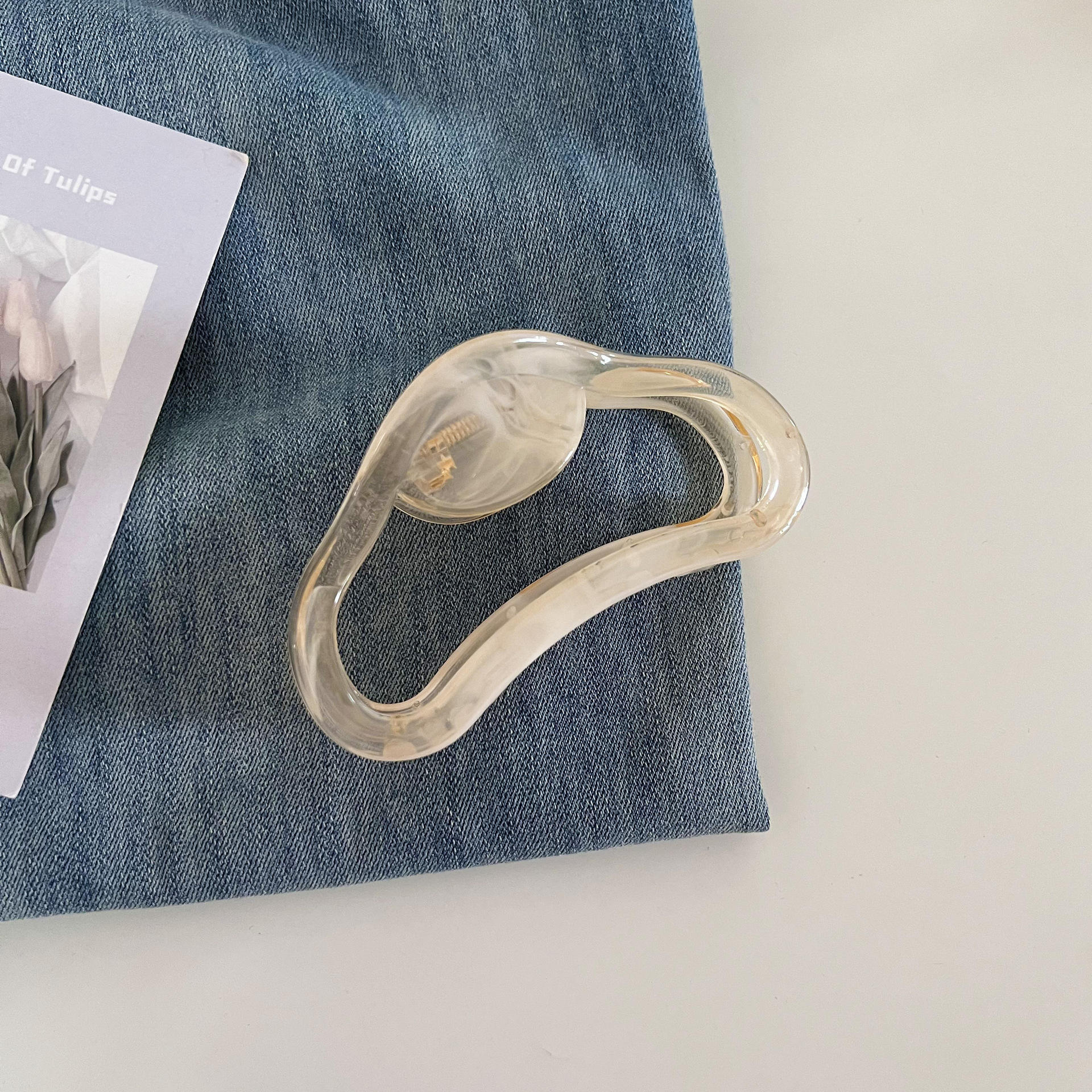 สีเหลืองอ่อน