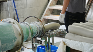 ถ้วยมัทฉะเซรามิกเกรดพิธีกรรม ยี่ห้อ Yamaki Kiln รูปทรงไม่สมมาตรเล็กน้อย ใช้กับไมโครเวฟได้ ผลิตในญี่ปุ่น สำหรับอุปกรณ์ชงชา - Product Image 4