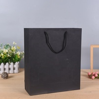 Özel baskılı Logo beyaz karton kağıt torba şerit halat giyim ayakkabı butik iş hediye ambalaj için mevcut beyaz
