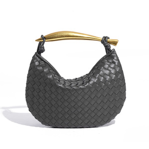 Sac à bandoulière souple en cuir PU tissé OEM ODM pour femme avec poignée dorée – Sac à main de créateur haut de gamme - Product Image 3