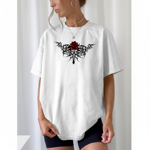 T-shirt da donna retrò con design Rosa Rossa e Ali Nere, in morbido tessuto jersey traspirante, girocollo, maniche corte, vestibilità ampia, estivo - Product Image 1