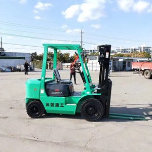 Chariot élévateur à essence Mitsubishi de 3 tonnes, mât à trois étages, pneus pneumatiques, utilisé pour les opérations sur les chaussées extérieures - Product Image 1
