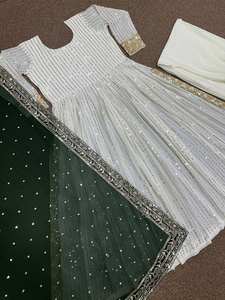 美しく刺繍されたナイラカット<span class=keywords><strong>3</strong></span>ピーススーツ、5mmスパンコール装飾のクルティ、パラッツォ、デュパッタ付き - ボリウッドパーティー、ウェディングウェア - Product Image 3