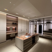 Étagères sur mesure pour dressing avec éclairage LED, étagères flottantes en bois massif pour l'organisation des dressing modernes