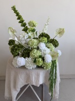 Centre de table de mariage vintage multicolore avec fleurs sauvages, arrangement floral artificiel de roses et de delphiniums pour la décoration de table de banquet