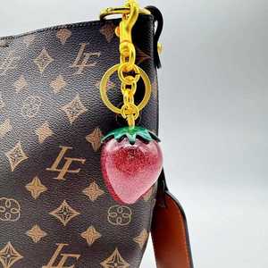 Porte-clés Fraise Charmant - Pendentif en Résine Rouge et Rose, Accessoire de Sac de Luxe et Breloque pour Clés de Voiture - Product Image 3