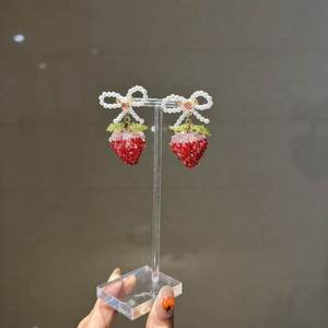 ต่างหูสตรอว์เบอร์รี่ขายดี ประดับด้วยพลอยซาตินและไข่มุกเทียม ดีไซน์เรียบหรู ทันสมัย เหมาะสำหรับใส่ทุกวัน โดดเด่นมีสไตล์ - Product Image 2