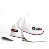 Casquette en polyester de haute qualité de couleur blanche avec patch en caoutchouc, visière incurvée et trous circulaires pour hommes