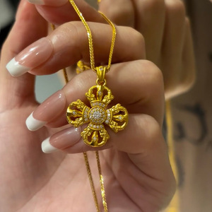 Nouveau collier pendentif imitation Vajra, unisexe, ajouré, incrusté de diamants, bijoux de luxe légers haut de gamme en laiton plaqué or. - Product Image 1