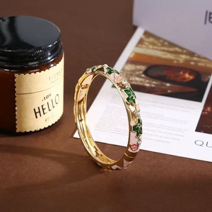 Bracelet à breloques superposées pour femme, style vintage, en laiton plaqué or, avec pétale en émail coloré à effet goutte d'huile, au design délicat et frais - Product Image 5