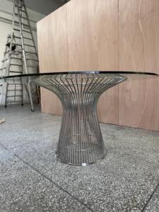 طاولة طعام وارن بلاتنر بقاعدة من الأسلاك الفولاذية المقاومة للصدأ والزجاج المقسى - Product Image 3