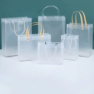 Bolsas de Mano Personalizadas de PVC Transparente y PP Esmerilado para Regalos Navideños, Cosméticos y Productos de Baño - Product Image 5