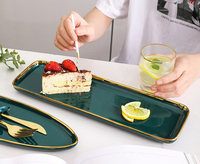 Vente en gros de vaisselle en porcelaine carrée de luxe écologique de couleur vert émeraude pour restaurants, avec bordure dorée