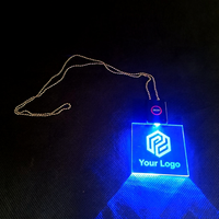 Étiquettes nominatives lumineuses LED carrées en acrylique gravées au laser avec impression numérique, interrupteur marche/arrêt indépendant et chaîne à billes métallique