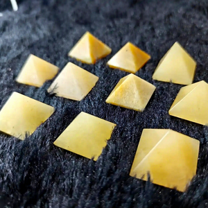 Pierre de pyramide d'aventurine jaune en cristal naturel de haute qualité pour la guérison et l'astrologie pyramide pour la correction Reiki et Vastu - Product Image 1