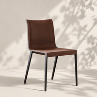 Fauteuil d'appoint avec dossier et assise rembourrés en une seule pièce, pieds en métal fins, finition marron, design moderne minimaliste