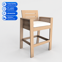Ensemble de table et chaises de bar d'extérieur modernes, finition grain de bois, hauteur comptoir, mobilier de bistrot pour hôtel, complexe hôtelier, balcon
