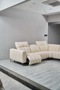 Cómodo Sofá Reclinable Moderno de Tres Plazas con Estructura Metálica y Diseño Ergonómico para Sala de Estar - Product Image 2