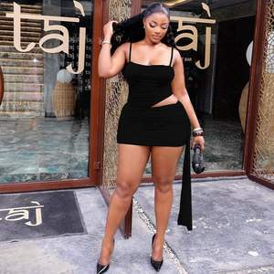 Conjunto de 2 piezas personalizado para mujer 2026: Top con hombros descubiertos y minifalda ajustada de satén, estilo sexy con aberturas, ideal para discoteca. - Product Image 1