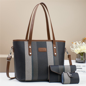 Sacs à Main Personnalisés Tendance 2023 Cartera Mujer Faits Main en Peluche avec Pompon Décoratif et Fermeture Éclair en Polyester Livraison Gratuite Incluse - Product Image 4