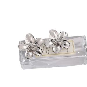 Boucles d'oreilles douces à <span class=keywords><strong>double</strong></span> couche <span class=keywords><strong>en</strong></span> forme de fleur, clous brillants personnalisés, cadeau pour petite amie, bijoux tendance, vente <span class=keywords><strong>en</strong></span> gros directe d'usine - Product Image 4