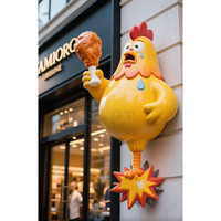 La decoración creativa del Popular restaurante de pollo frito: una enorme escultura modelo de pollo frito