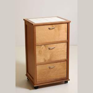 Armoire en bois massif de hêtre de haute performance avec dessus en carrelage et 3 portes - Design moderne pour des espaces bien organisés - Product Image 1