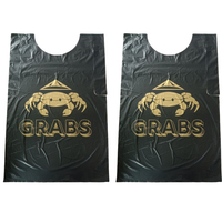Tablier à bavette en plastique PE-BD PE poly PE jetable personnalisé Bavoir noir pour restaurant Bavoir noir crabe pour adultes