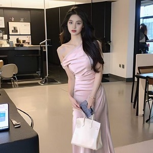 Robe de soirée de luxe asymétrique à col drapé, coupe crayon ajustée, longueur ras du sol, taille naturelle, sans manches, design écoresponsable avec empiècements - Product Image 2